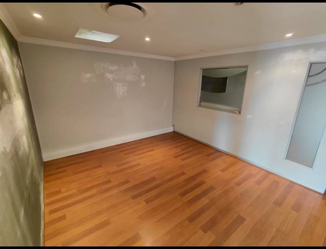 102M² OFFICE TO LET IN FOURWAYS